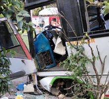 Bus sin frenos se estrella y cae a pendiente en Jardines del Recuerdo en Cali