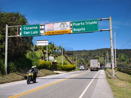 Imagen de Transportadores mantienen protesta en los peajes de la autopista Medellín–Bogotá a la espera de respuesta de Invías