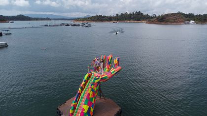 Imagen de “La mano en el agua más grande del mundo” está en el malecón de Guatapé