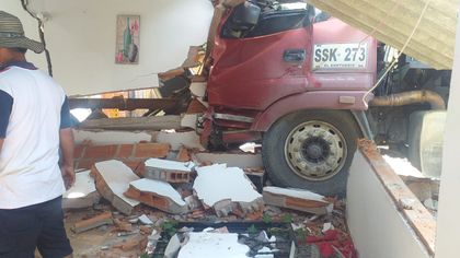 Imagen de Una volqueta colisionó contra una vivienda en San Luis