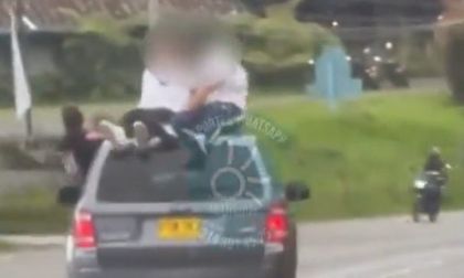 Imagen de Video: peligrosa maniobra de tres jóvenes sobre el techo de un carro en Las Palmas