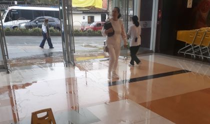 Imagen de  Inundación parcial en el Centro Comercial San Nicolás fue controlada sin afectaciones mayores