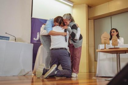 Imagen de Exmilitar pide perdón de rodillas a familia de víctima en audiencia judicial