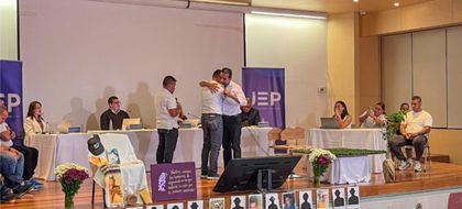 Imagen de “Ya no tengo odio en mi corazón”: Habla hombre que abrazó a los soldados que asesinaron a su madre en San Luis