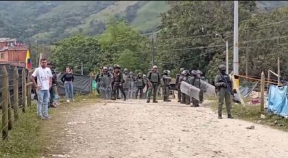 Imagen de  Tensión en San Carlos: El Esmad llegó al lote público que fue  invadido por 190 familias