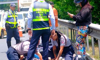 Pareja sufrió accidente en Cali al intentar evadir un puesto de control