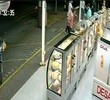 Pánico en panadería del sur de Cali: Video muestra cómo delincuentes armados roban a varias personas en el establecimiento