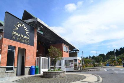 Imagen de  ”Nuestros servicios están funcionando con normalidad”: la Zona Franca tras el incendio de la noche anterior