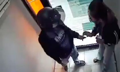 En video: Ladrón robó con arma blanca a mujer al interior de un cajero automático