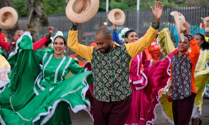 Se vive el Desfile de Colonias del Pacífico