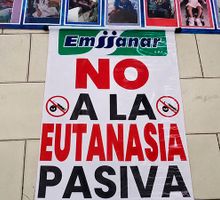 Madres cuidadoras permanecen en la sede de Emssanar en Cali para exigir tratamientos y medicamentos para pacientes con enfermedades huérfanas