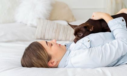 Qué significa cuando tu perro se recuesta sobre tu pecho o corazón