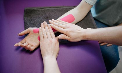 Cintas kinesiológicas: beneficios a corto plazo limitados y riesgo de irritación cutánea