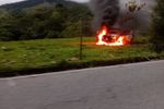 Imagen de Buscan a hombres armados que incineraron un vehículo en San Rafael y dispararon a sus ocupantes