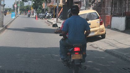 Así queda la medida para el parrillero hombre en moto