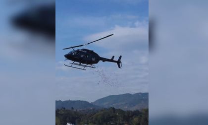 Imagen de  En Guatapé arrojaron pétalos desde un helicóptero y regalaron dinero: ¿por qué?