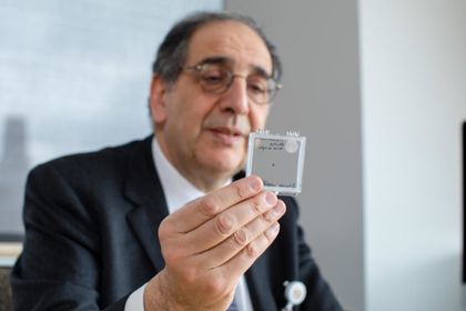 Imagen de  Una prótesis ocular permite leer a personas con ceguera irreversible