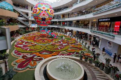 Imagen de  Un globo de 14 metros engalana en Medellín el tapete de flores vivas más grande del mundo