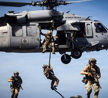 EE. UU. ataca en tierra venezolana por primera vez y crecen versiones sobre la salida de Maduro