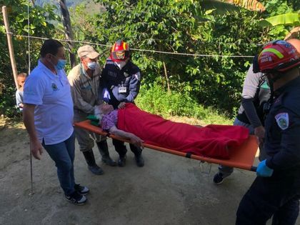 Imagen de Llevaba años sin salir de su vereda: adulta mayor de La Ceja fue trasladada en camilla para ser vacunada