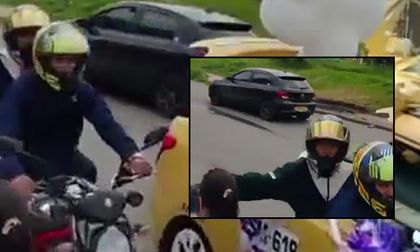 Video: ladrones le raponearon el celular a una mujer que grababa una caravana