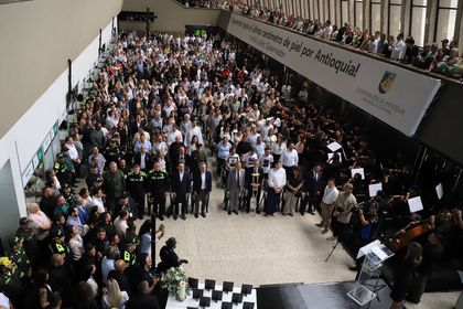 Imagen de  En sentido homenaje, en La Alpujarra despidieron a los 13 policías asesinados en Amalfi