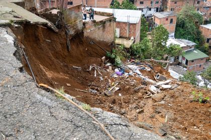 Imagen de  Deslizamiento en Villatina: llamada al 123 por grietas en la vía previno una tragedia