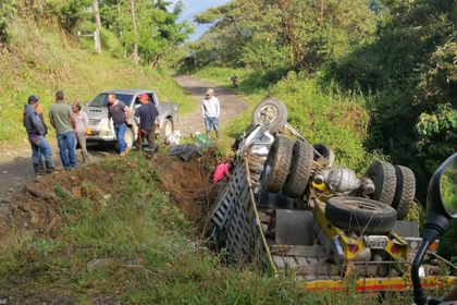 Imagen de ¡Atención! Un camión se volcó en zona rural de Sonsón