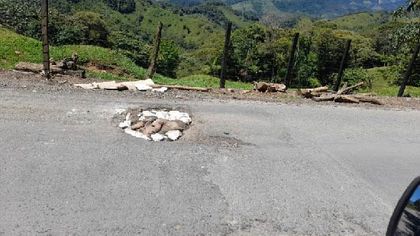 Imagen de ¡No cabe un hueco más! Con matas de plátano, ciudadanos protestan por el mal estado de la vía Cocorná-San Luis