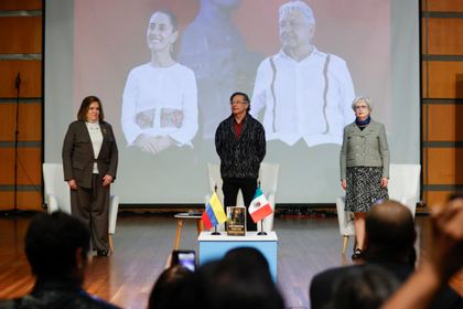 Imagen de  Petro afirma que «el poder es una droga» en presentación de libro de Sheinbaum en Bogotá