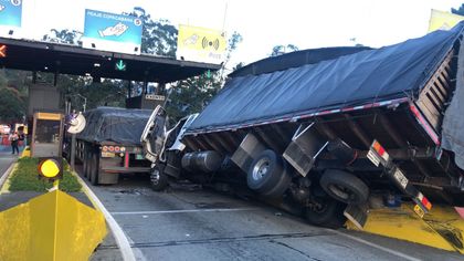 Imagen de Accidente en el peaje de Copacabana deja un conductor atrapado