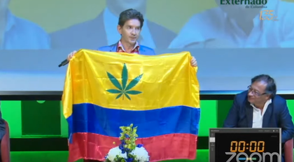 Imagen de  Agregarle una hoja de marihuana a la bandera de Colombia: la propuesta de Luis Pérez