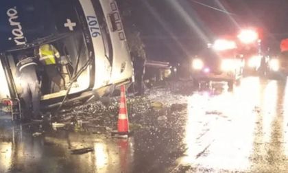 Volcamiento de bus deja tres muertos y quince heridos
