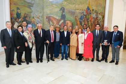 Imagen de  Petro expone a expresidentes necesidad de mantener una agenda activa de diálogo con EE.UU.