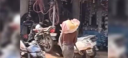 Imagen de Hombre llevó a su hermana fallecida a un banco para retirar dinero