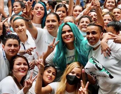 Imagen de  Karol G abre convocatoria de becas para mujeres privadas de la libertad