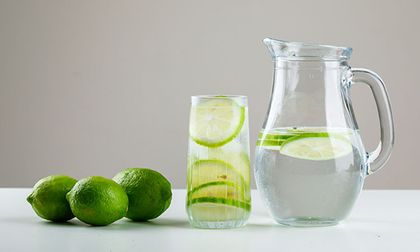 Beneficios de tomar agua con limón en ayunas, te sorprenderán