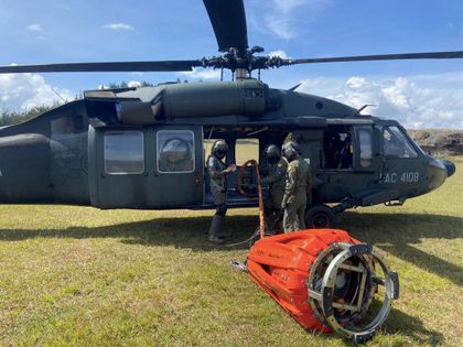 Imagen de  Con un helicóptero equipado con el sistema “Bambi Bucket”, la FAC ayudó a controlar un voraz incendio forestal