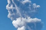 Imagen de Erupción de volcán deja tres senderistas muertos y 17 rescatados en Indonesia