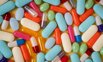 Los españoles visitan más al médico y consumen más medicamentos que los migrantes