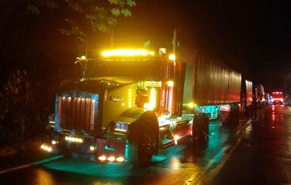 Imagen de ¡Buen gesto! Pese a la fuerte lluvia, joven ayudó a sacar un bus que estaba a punto de volcarse en Sonsón