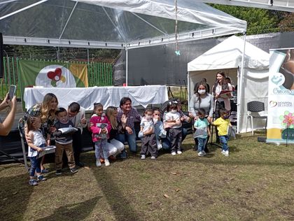 Imagen de La Ceja realizó la entrega de mil uniformes a los niños de los CDI