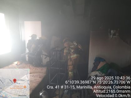 Imagen de  Bomberos de Marinilla rescataron a dos personas y dos perros atrapados por incendio estructural