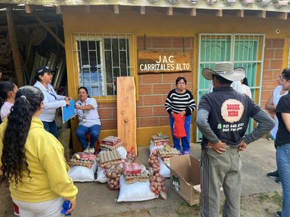 Imagen de  En El Retiro, adultos mayores en condiciones vulnerables recibieron paquetes alimentarios