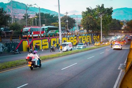 Imagen de  Grafiteros de Medellín se volvieron a encontrar para repintar mural sobre La Escombrera