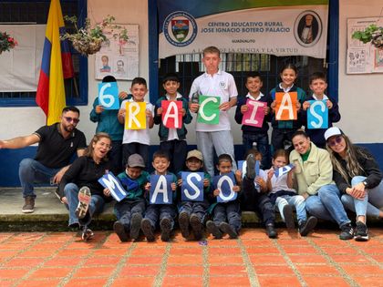 Imagen de Niños y niñas rurales de El Santuario reciben calzado escolar para favorecer su permanencia educativa