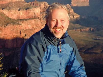 “Hablar de dinero crea una tensión que frena la generosidad”