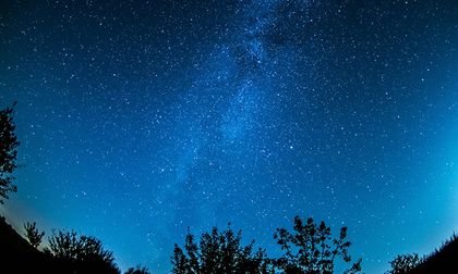 ¿Agujero negro o núcleo de materia oscura?
