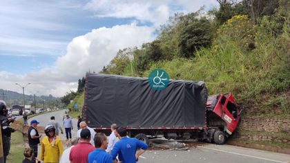 Imagen de Autopista Medellín-Bogotá tiene cierre en una de sus calzadas por accidente de tránsito