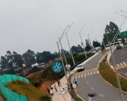 Imagen de Motociclista murió y una joven resultó herida tras colisionar contra un poste en Rionegro